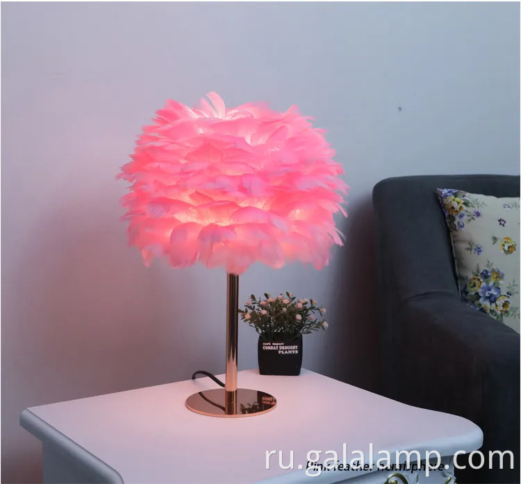 Элегантная настольная лампа с перьями из розового золота для стильных спальни